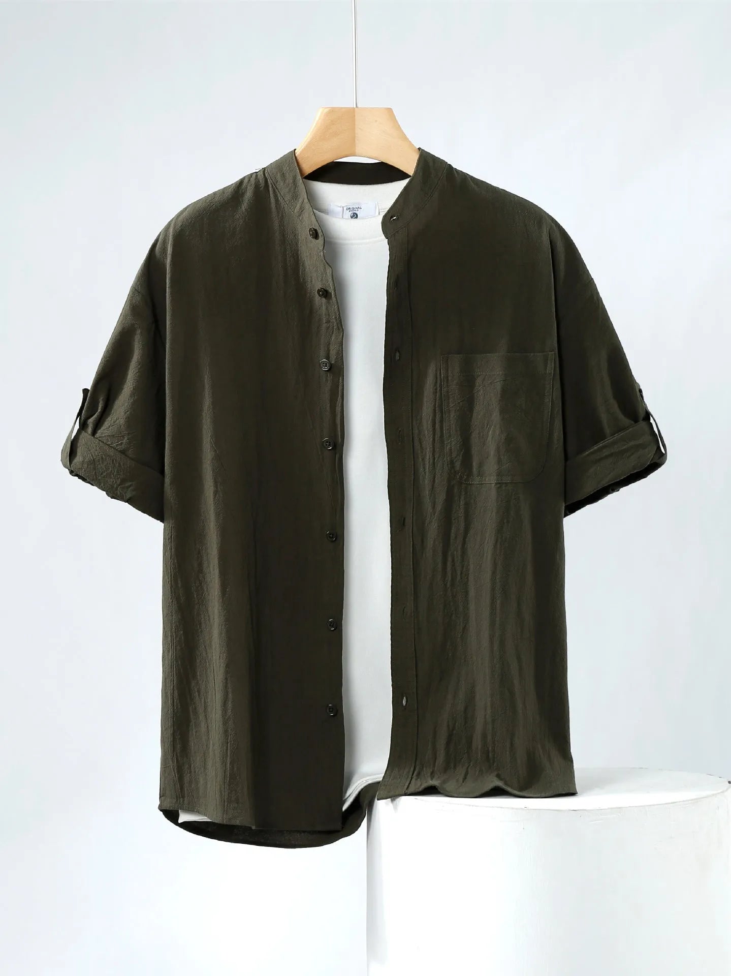 Men's loose-fit short-sleeve linen shirt in a solid colour with a stand collar.