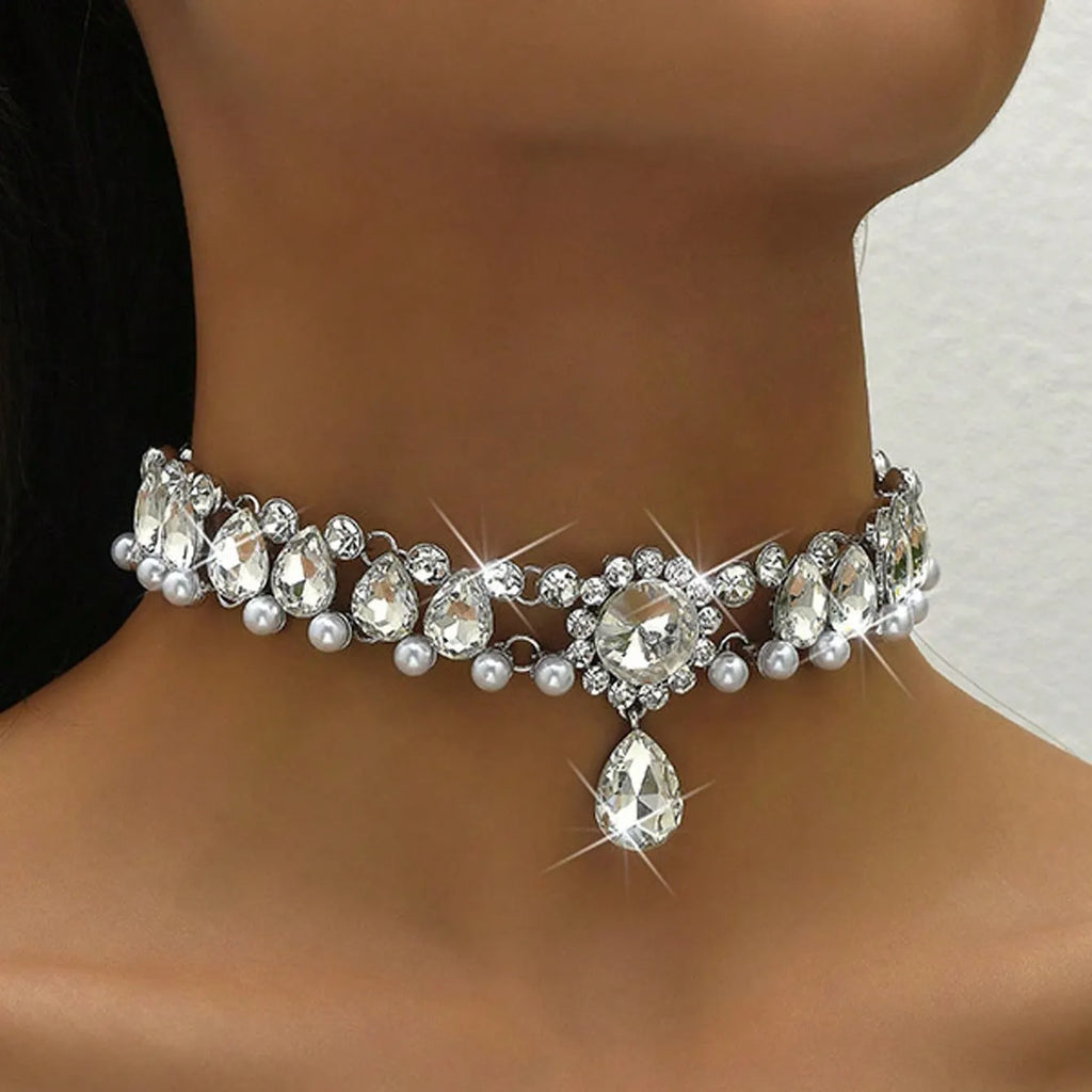 European and American exaggerated rhinestone pearl necklace in silver colour with alloy chain and inlaid pendant