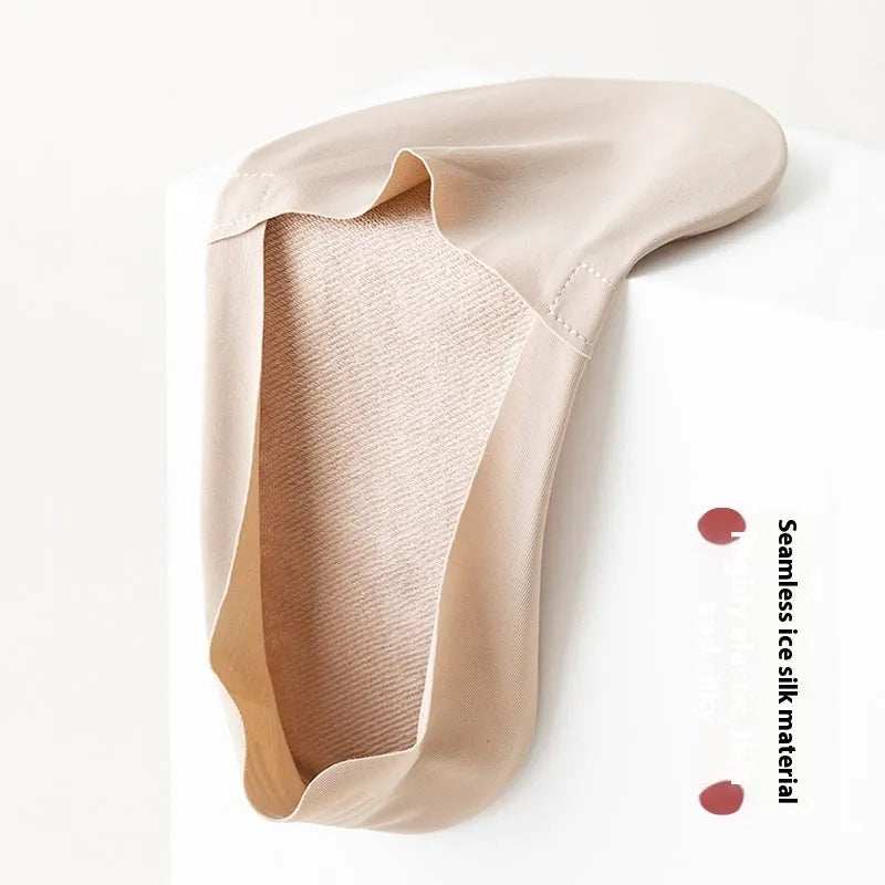 Men's low cut invisible seamless socks in pure cotton ice silk fabric with non-slip bottom
