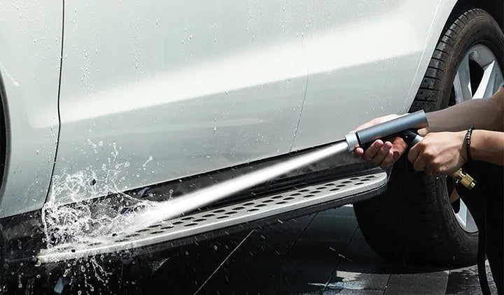 High-pressure aluminium alloy car wash water gun with telescopic nozzle connected to an explosion-proof TPE hose outdoors