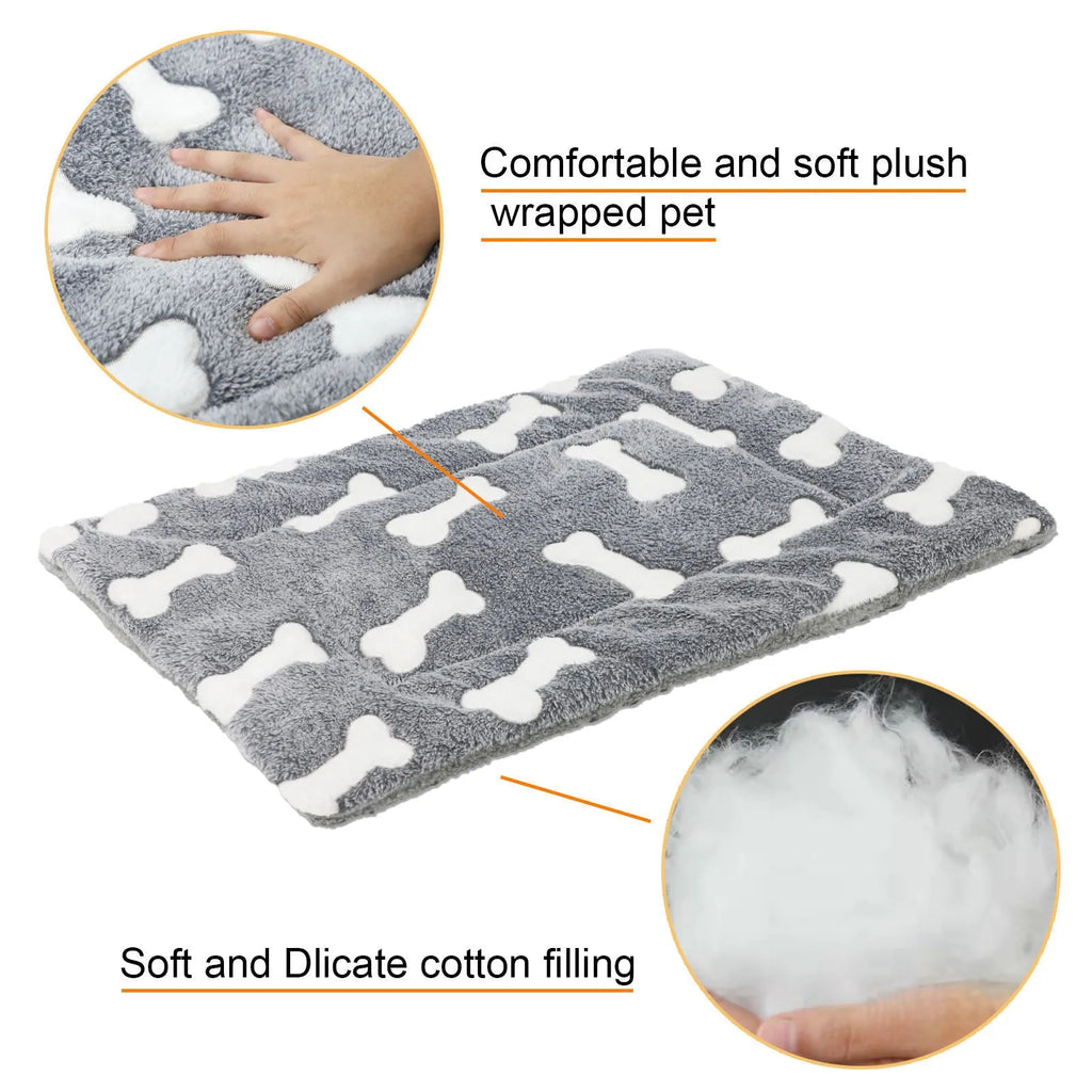 Self-warming pet bed mat in soft coral velvet with reversible fleece and non-slip backing, sizes S to 3XL