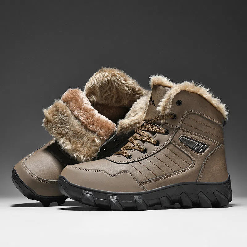 Men's fleece-lined snow boots in black with artificial PU upper and flat heel