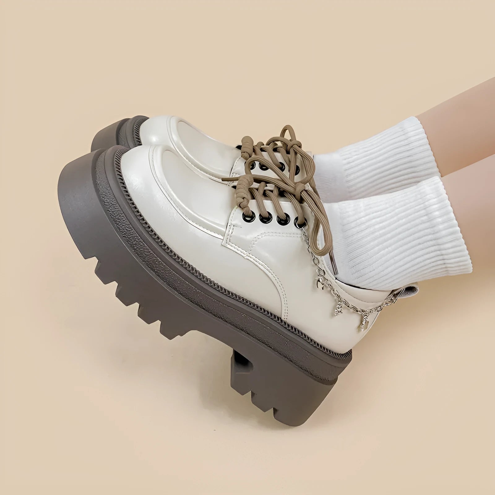 White British style women's platform Mary Jane shoes with chunky heel and front lace-up.