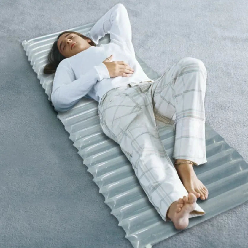 Transparent outdoor airbed showing dimensions of 200 cm length, 60 cm width, and 5 cm thickness