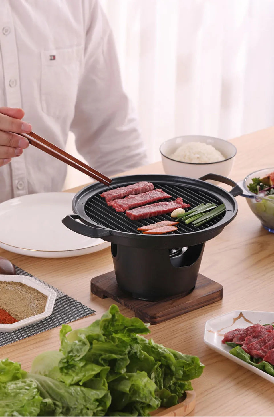 Mini BBQ grill alcohol stove double heads black 18x18x2cm on table with anti-stick plate