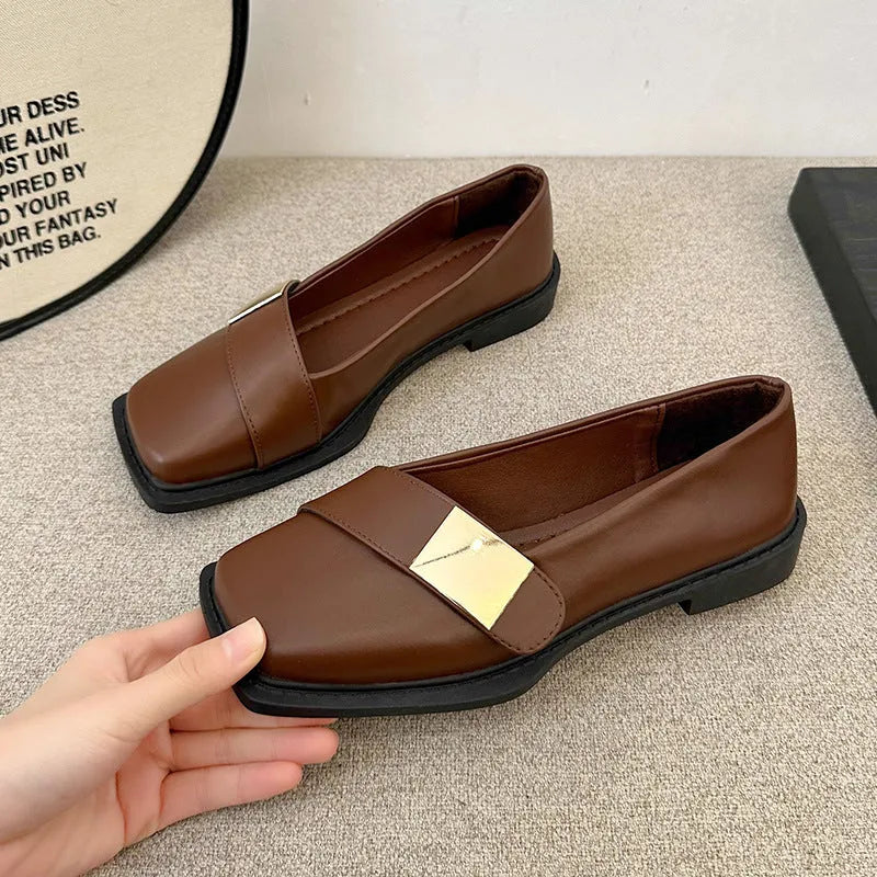 Women's square toe flat-heeled loafers with metal buckle in artificial leather