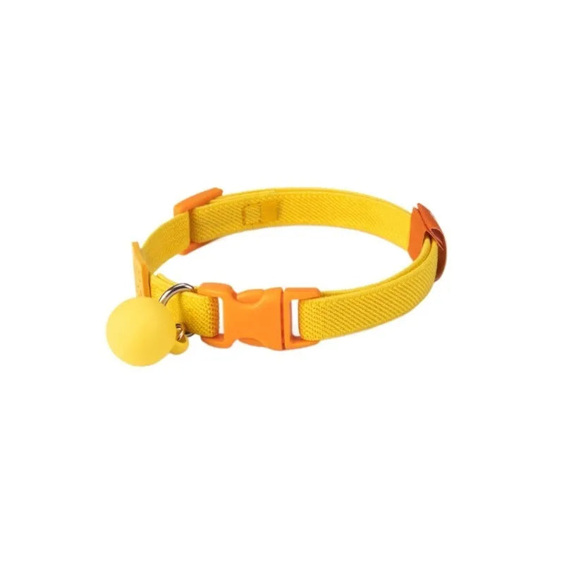 A solid colour elastic dog collar for small breeds, shown on a dark background, adjustable between 22 and 32 centimetres.