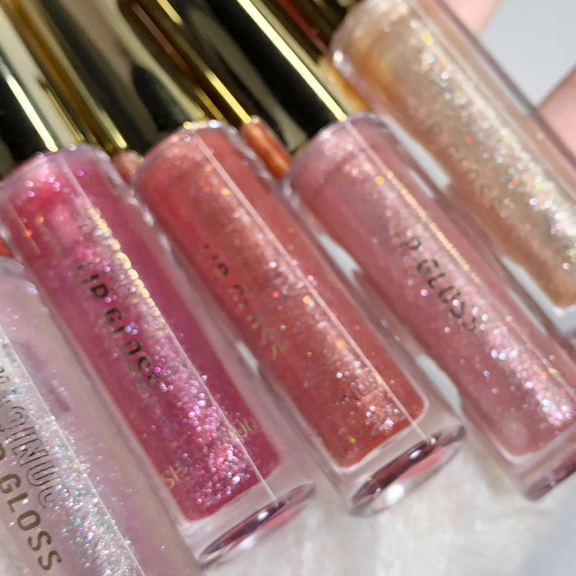 Moisturising lip lacquer with water-light mirror finish in five colour shades on display