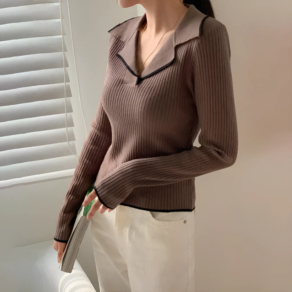 V-neck hemmed pullover sweater in solid colour with vertical sunken stripe pattern, long sleeves, slim fit