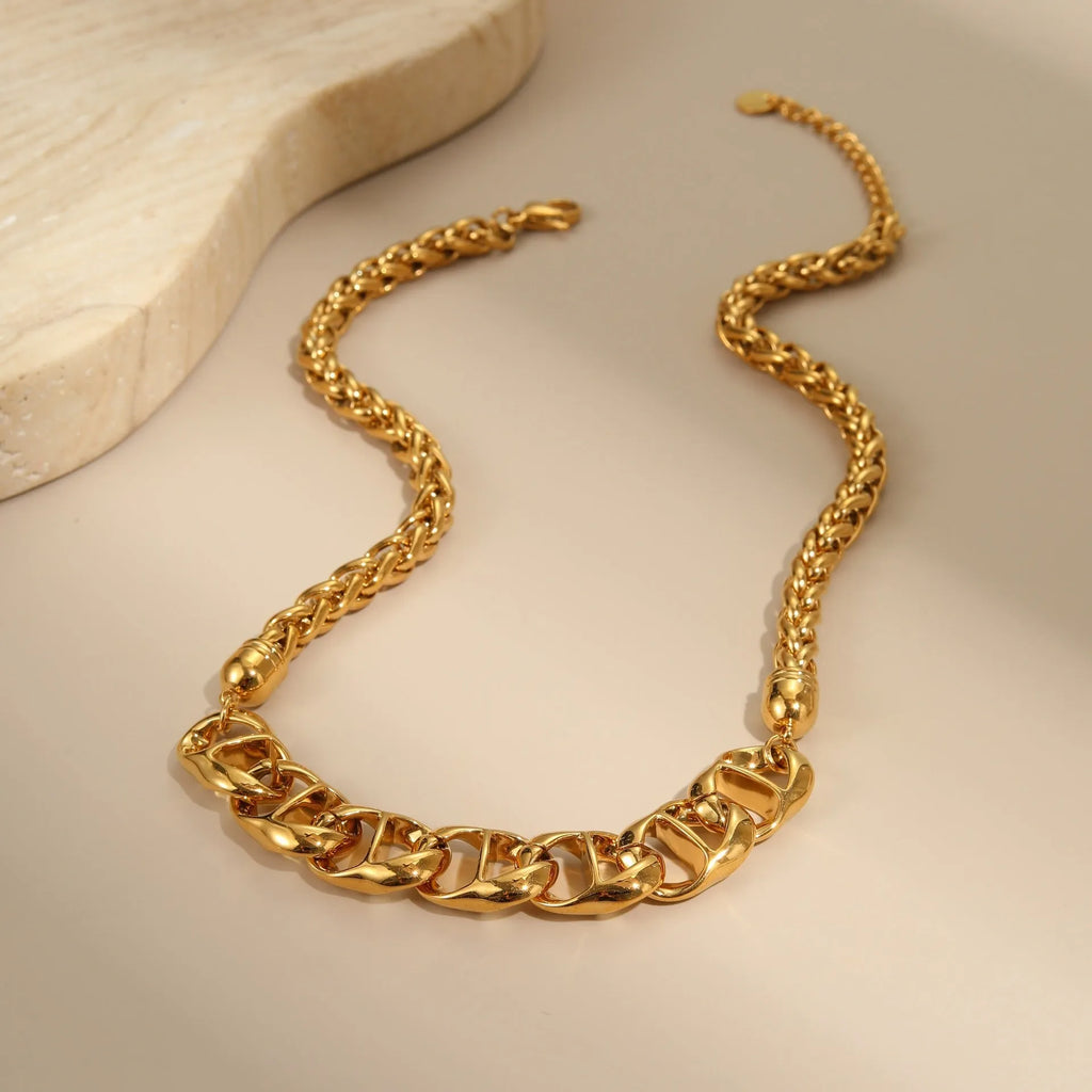Geometric stainless steel necklace with 18K gold plating in regular chain style