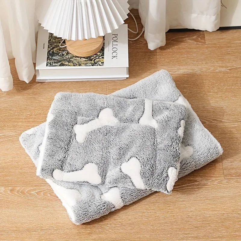 Self-warming pet bed mat in soft coral velvet with reversible fleece and non-slip backing, sizes S to 3XL