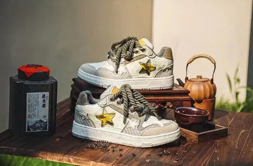 Green China-chic star pattern low-top casual shoes with lace-up front and thick rubber sole.