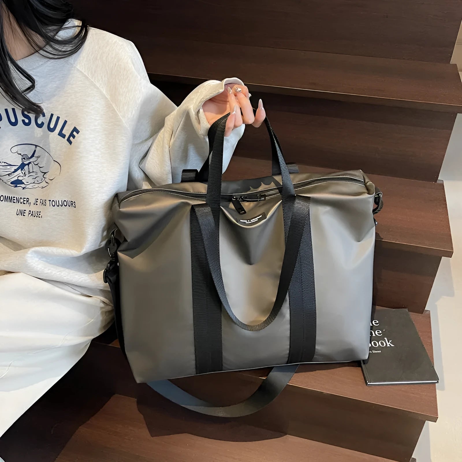 Lightweight Oxford cloth tote bag with 20-35L capacity for business travel