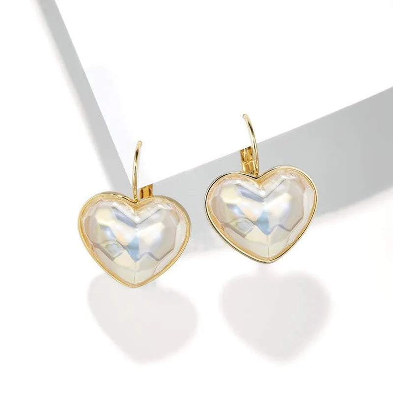 Gold-coloured alloy ear clip for women with summer love design and natural styling