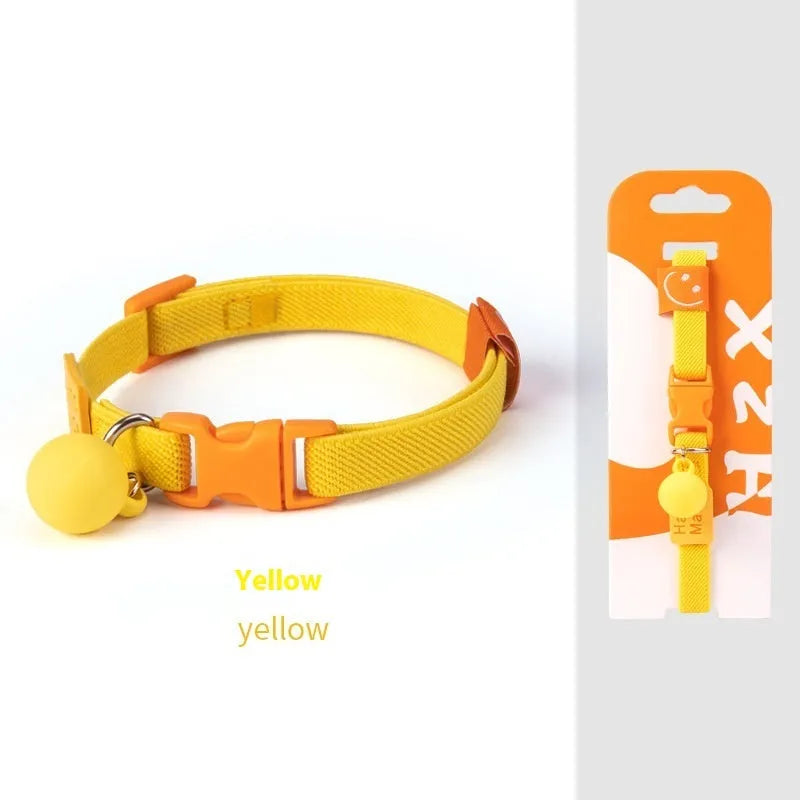 A solid colour elastic dog collar for small breeds, shown on a dark background, adjustable between 22 and 32 centimetres.
