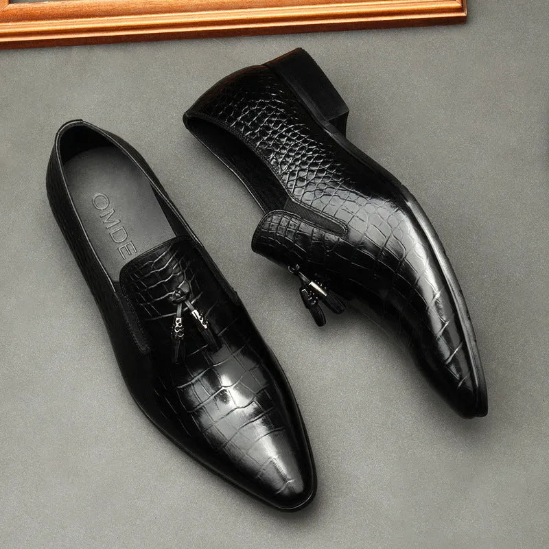 Formal men's pointed toe dress shoes in genuine cowhide leather, black colour, low-top design with rubber sole