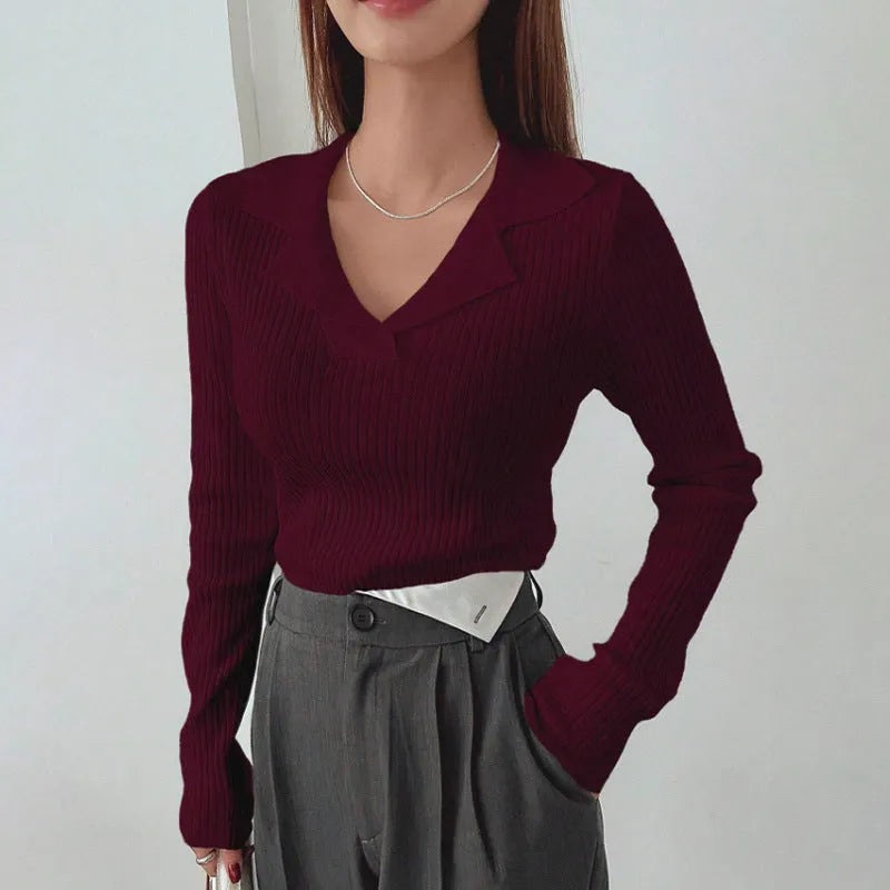 V-neck hemmed pullover sweater in solid colour with vertical sunken stripe pattern, long sleeves, slim fit