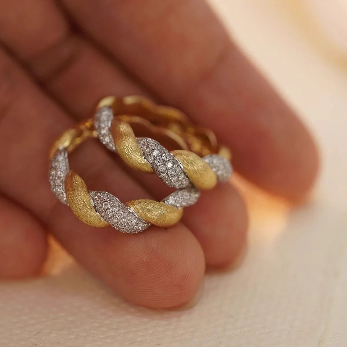 S925 sterling silver women's ring with geometric twist design in golden and white gold finish, US sizes 6-10