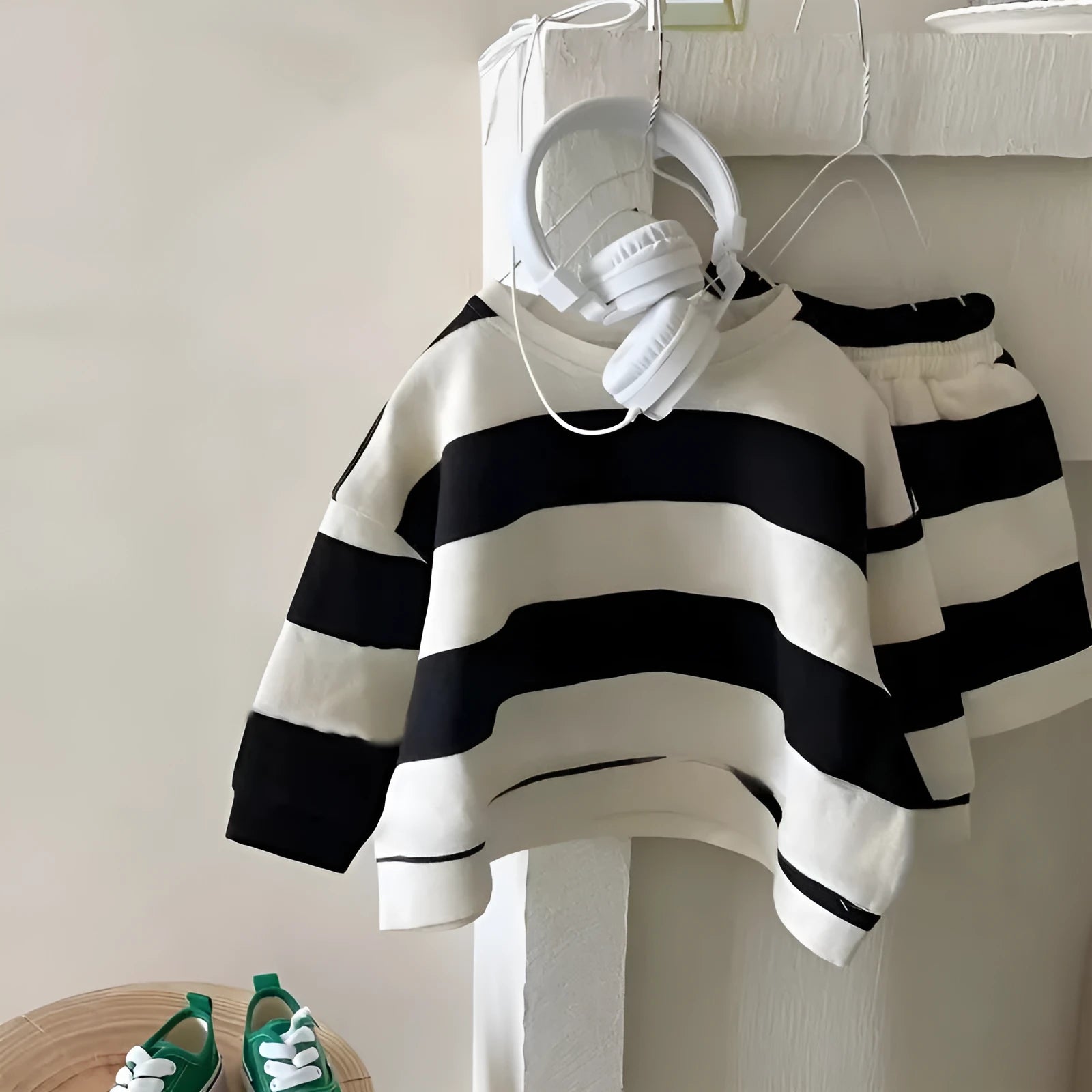 Children's striped fleece and shorts two-piece set in black stripes, polyester, long sleeves, spring casual