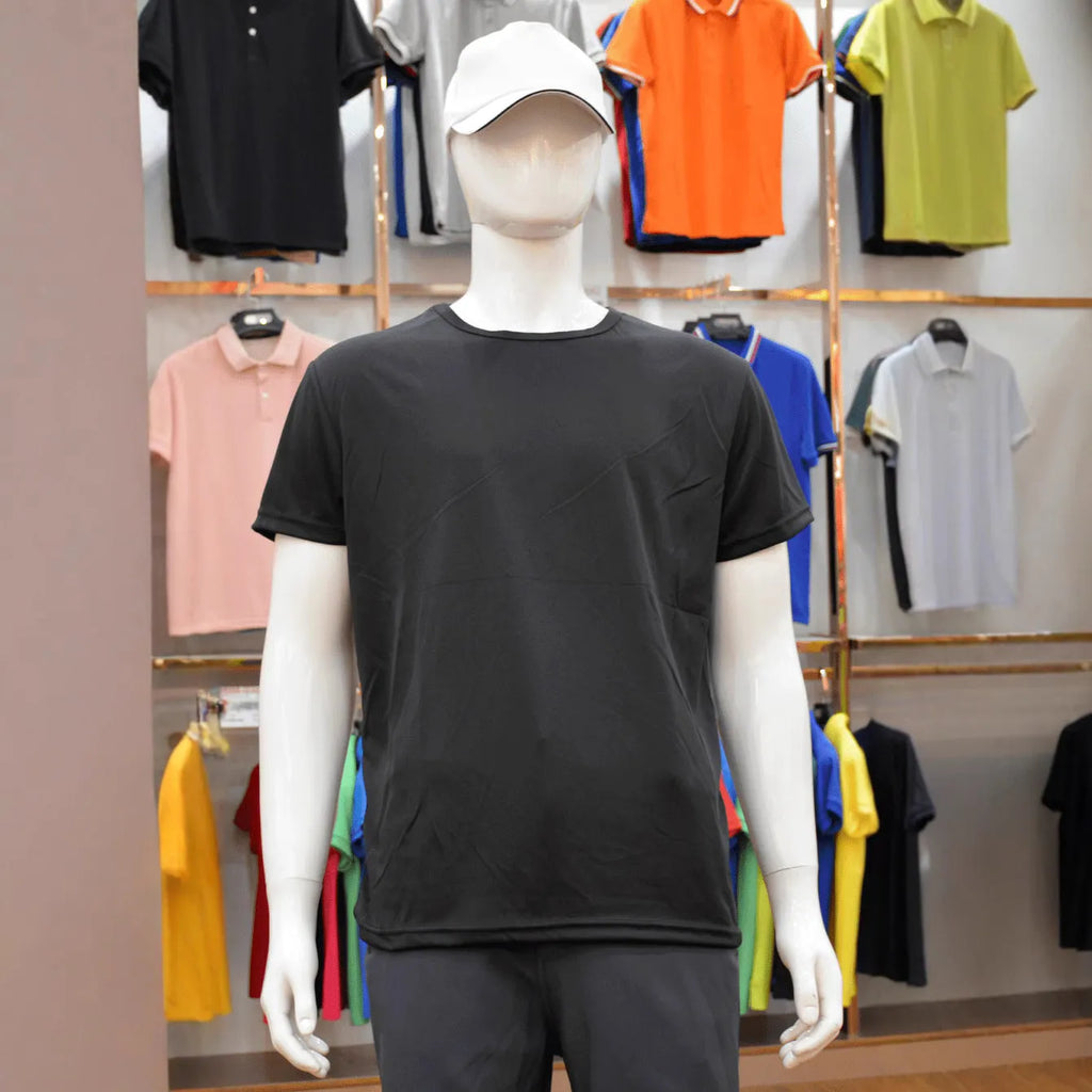 Man wearing a slim-fit quick-dry short-sleeve T-shirt in a solid colour.
