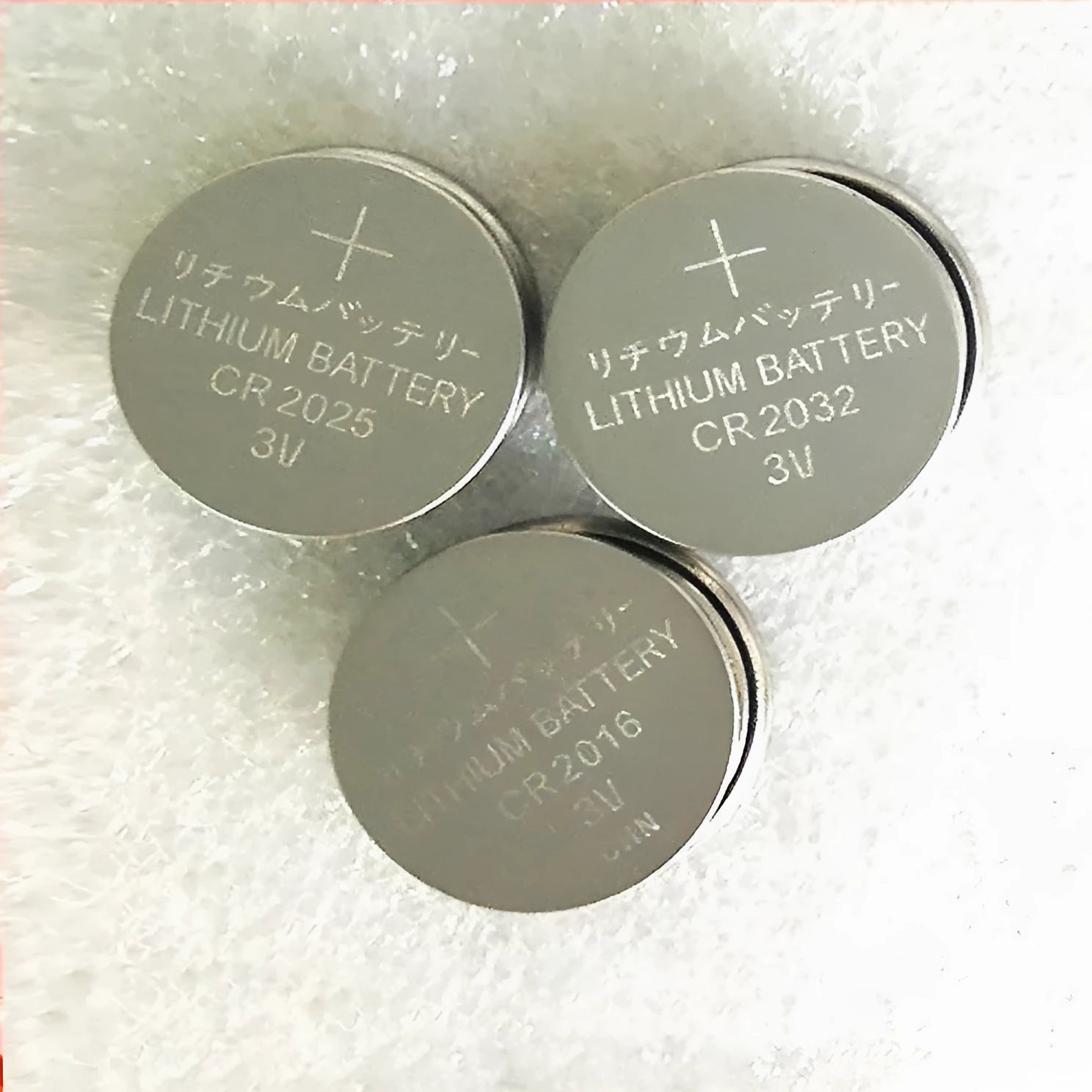 3V button batteries showing CR2032, CR2025 and CR2016 models with 20mm diameter
