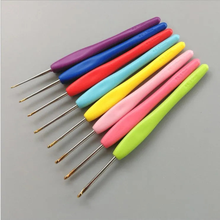 Set of 16 crochet hooks in various sizes with two handle types, stored in a grey PU zip bag.