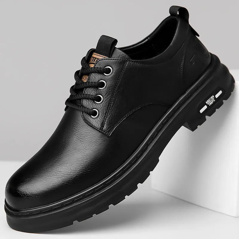 Retro outdoor men's casual shoes in black with artificial PU upper and leather sole