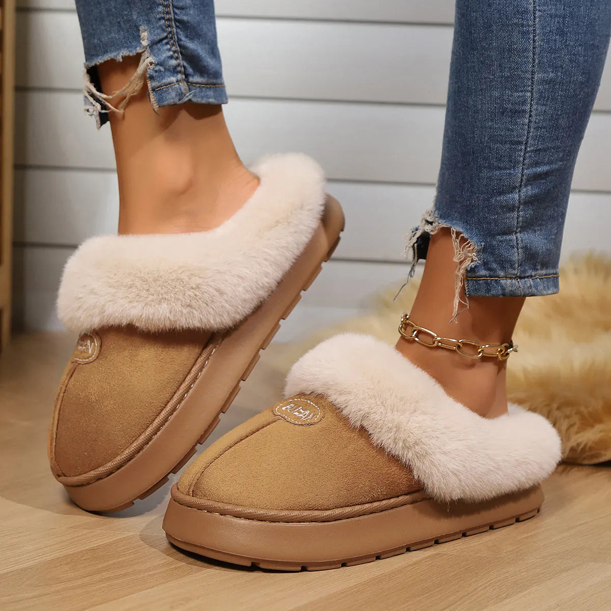 Couple's indoor half-covered heel slippers in suede with artificial wool lining, flat heel, and sewing thread detailing
