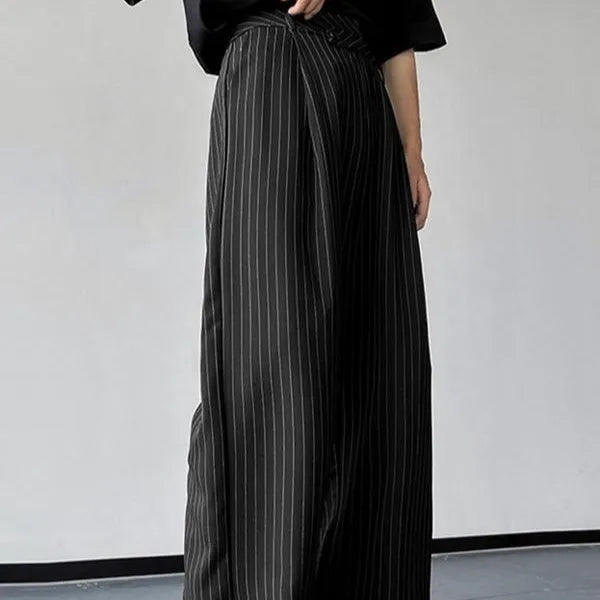 Black men's vertical striped pleated casual trousers with elasticated waist