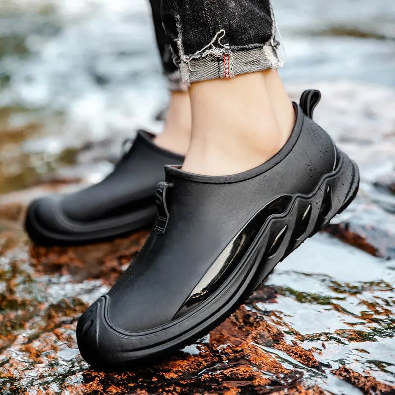 Men's short plastic rain boots in black, green or grey colours for waterproof protection