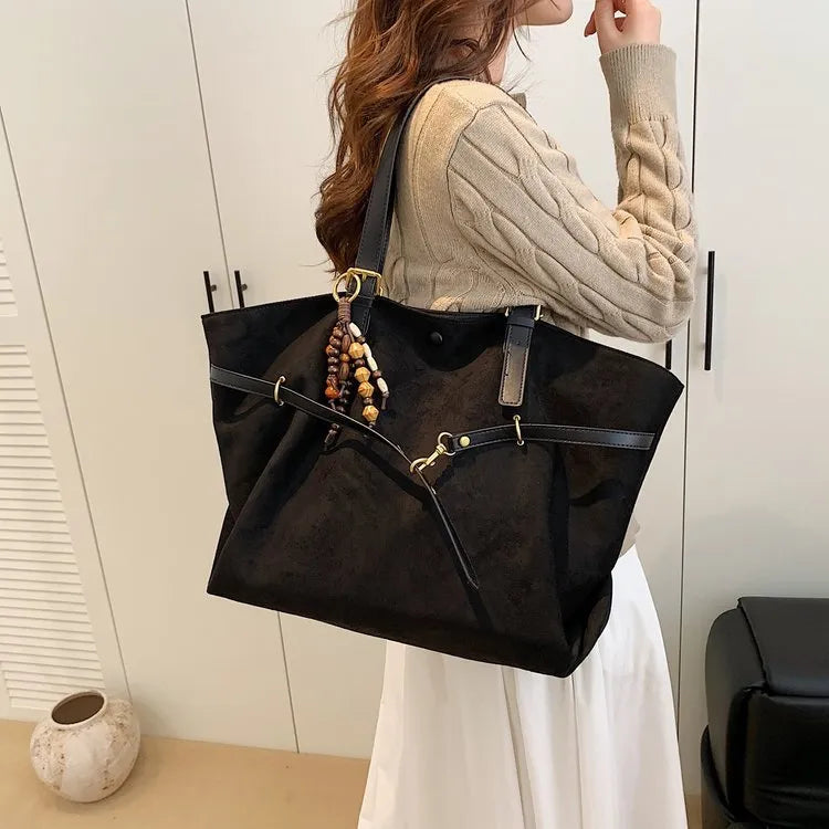 New retro fashion large capacity women's shoulder bag in PU leather with sewing thread detail and pendant