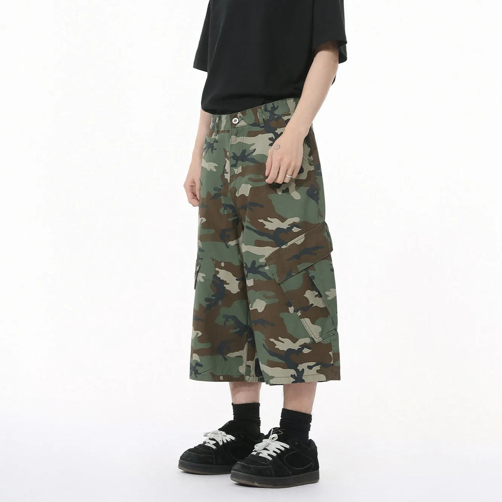 Men's camouflage print wide-leg cropped cotton jeans with large side pockets.