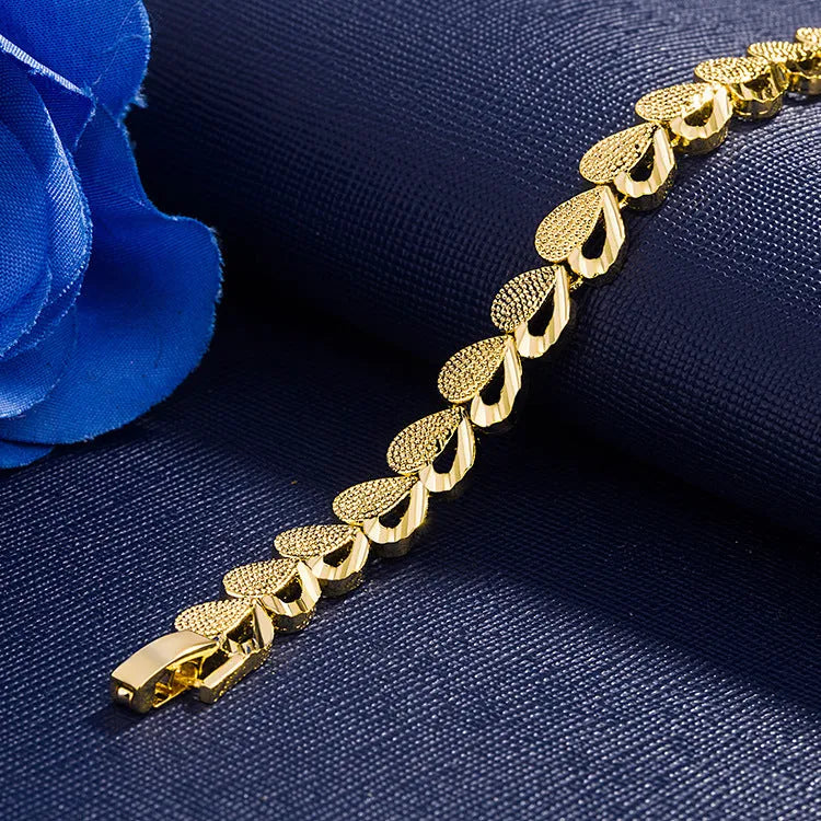 Gold-plated copper heart-shaped bracelet on neutral background showing 18.5cm length