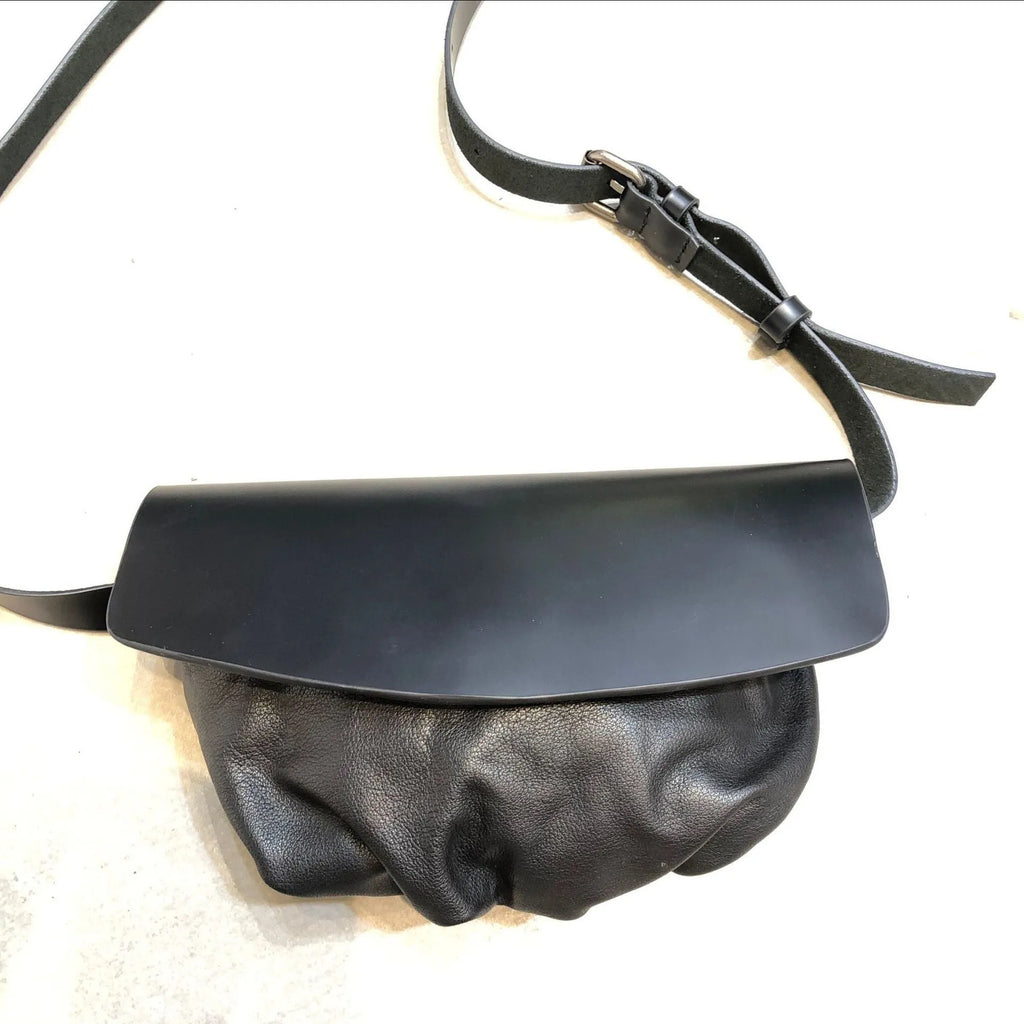 Handmade black genuine leather women's single-shoulder bag, 21.5cm length and 14cm width.