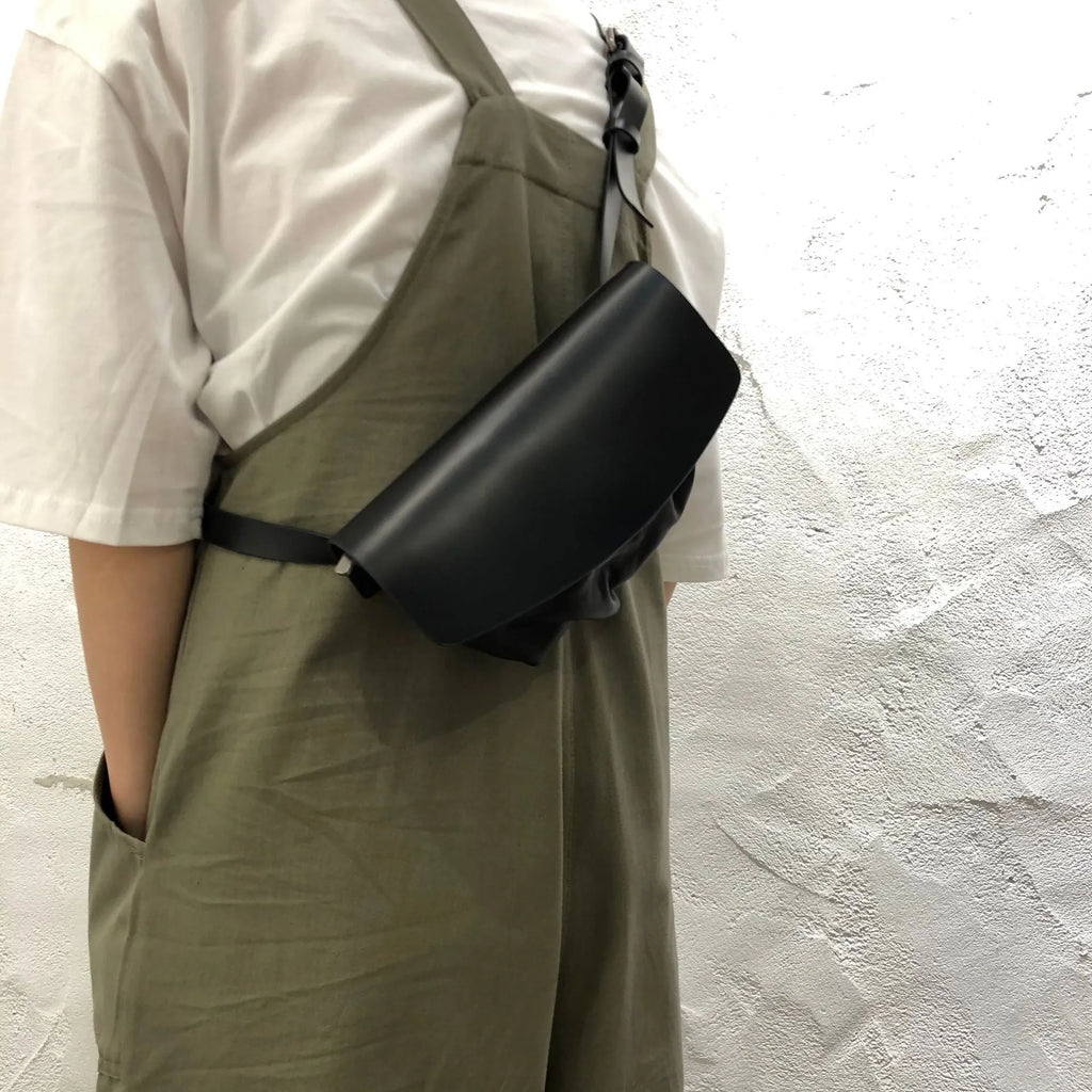 Handmade black genuine leather women's single-shoulder bag, 21.5cm length and 14cm width.