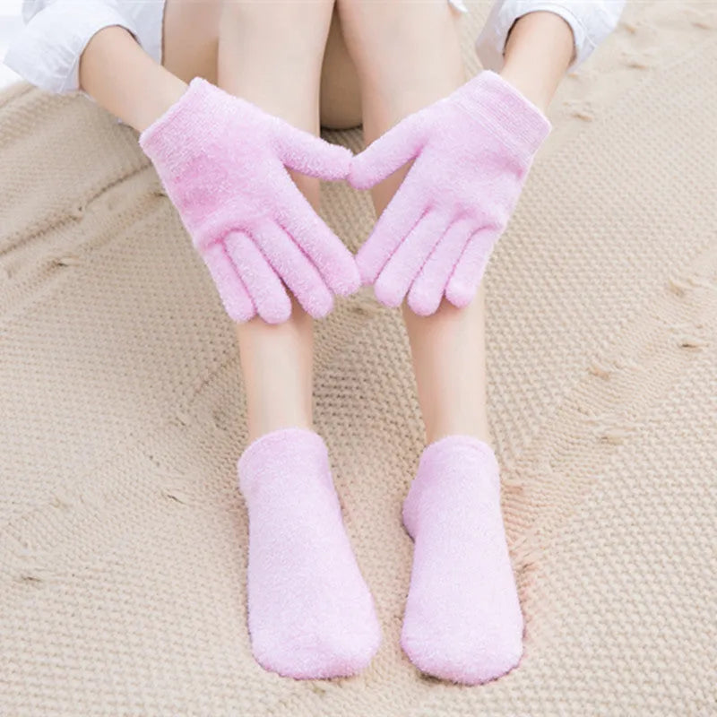 Pink reusable spa gel gloves for moisturising cracked hand skin with soft cotton spandex and Vitamin E gel lining