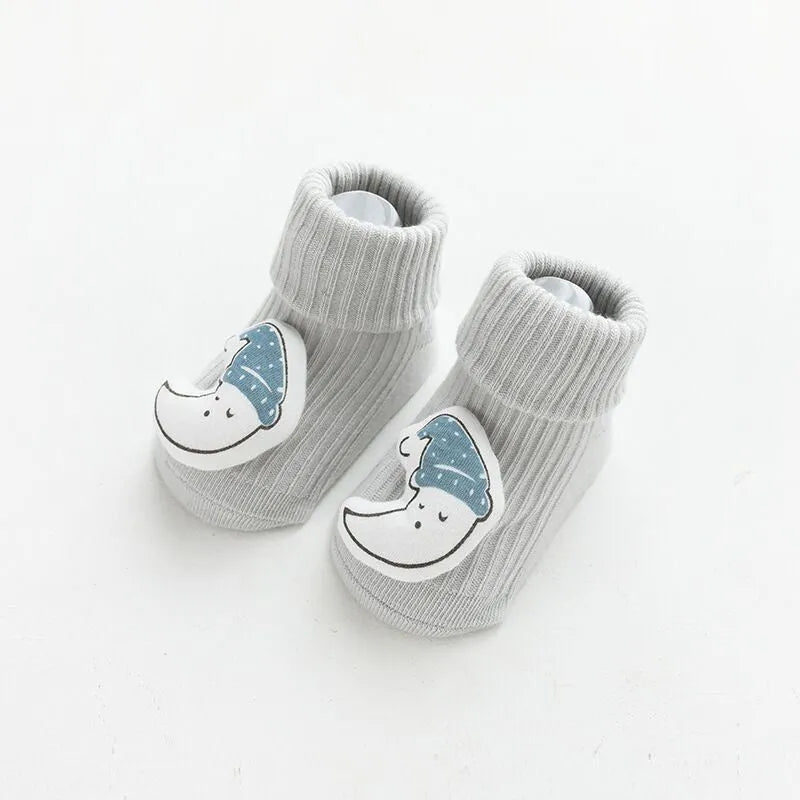 Baby socks with non-slip soles in combed cotton, shown in multiple colour options with size chart