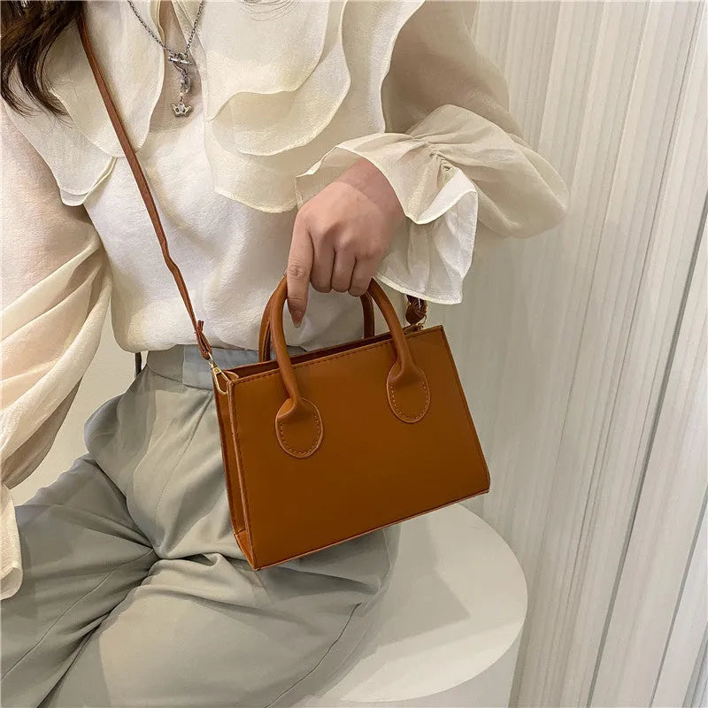 Retro casual square shoulder bag for women in horizontal shape with single strap and internal document pocket