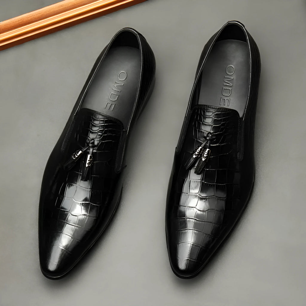Formal men's pointed toe dress shoes in genuine cowhide leather, black colour, low-top design with rubber sole