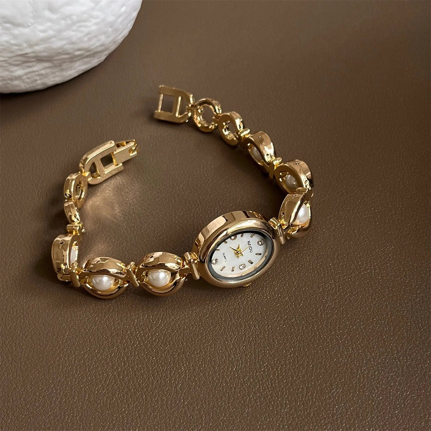 Women's quartz fashion bracelet watch with alloy case and pointer display, gold strap with white surface