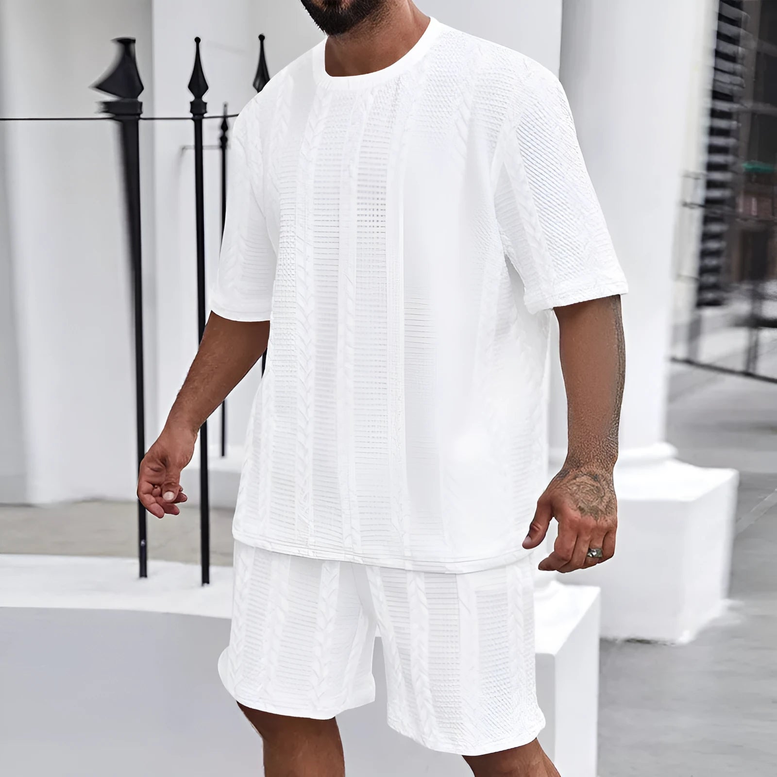 Men's knitted polyester summer casual set with round neck pullover and matching shorts in solid colour jacquard design