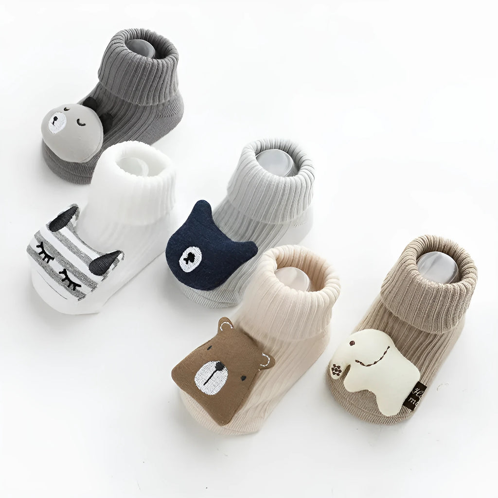 Baby socks with non-slip soles in combed cotton, shown in multiple colour options with size chart