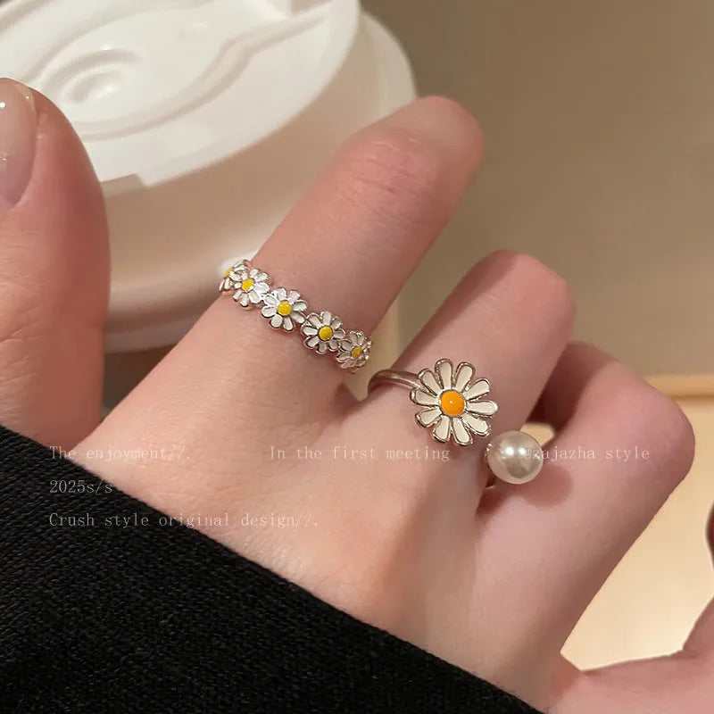 Women's opening sweet twin ring with electroplated copper daisy design and adjustable sizing