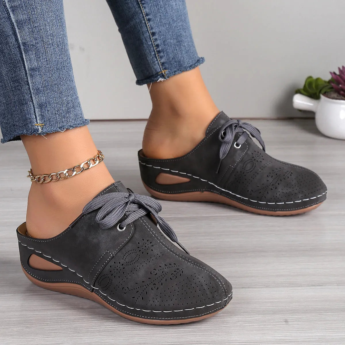 Women's lace-up wedge slippers in suede with a rubber sole, shown in a light grey colour.