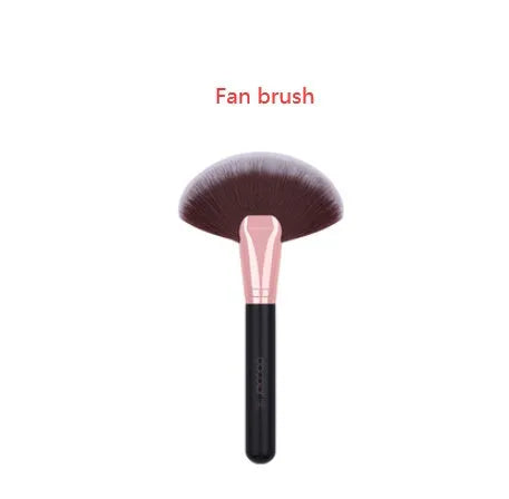 Set of four loose powder brushes in sizes A B C D with long handles