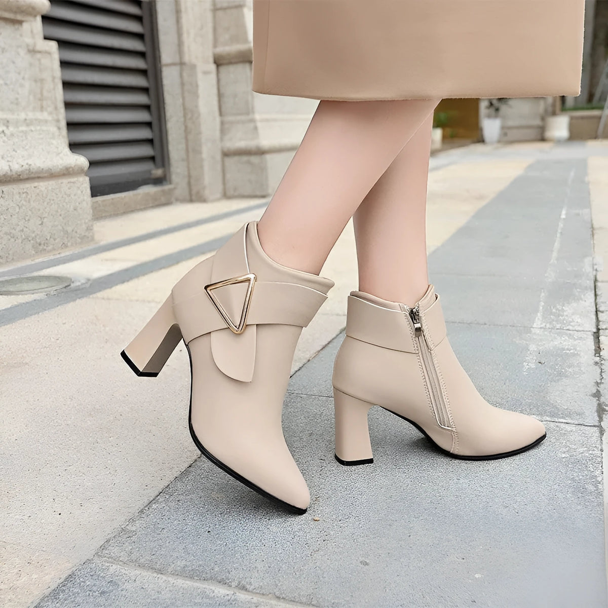Women's Martin boots with artificial PU upper, rubber sole, metal belt buckle, 8cm heel, black or beige.