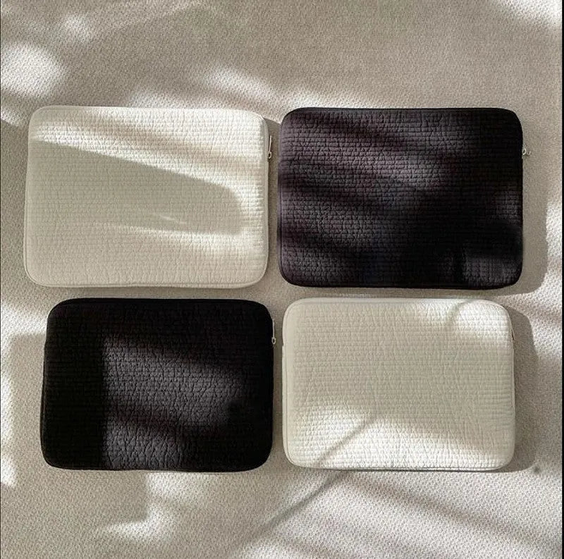 Black and white anti-seismic cotton cloth laptop bag for tablet PCs in clutch design.