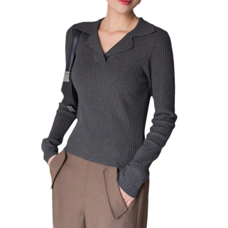 V-neck hemmed pullover sweater in solid colour with vertical sunken stripe pattern, long sleeves, slim fit
