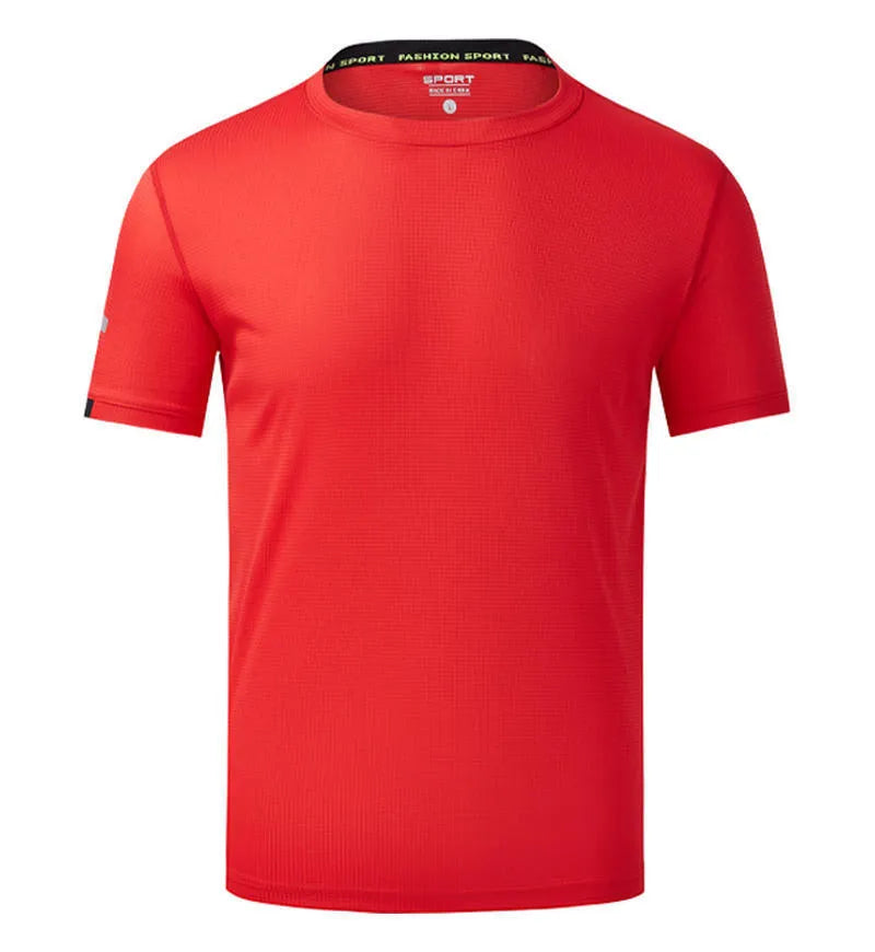 Man wearing a solid colour ice silk quick-dry short sleeve shirt in a casual setting.