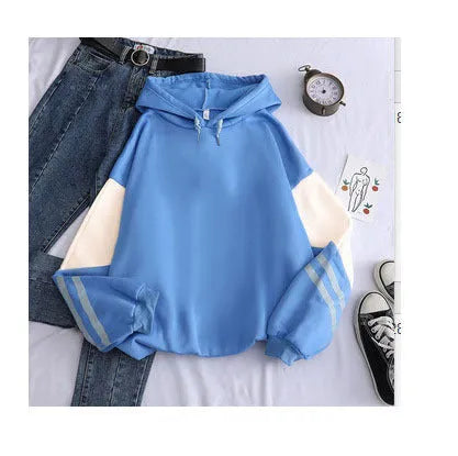 Loose fleece-lined hoodie in contrast colour combination with regular sleeves